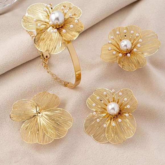 New three piece ring bracelet and earrings set - Picture 2 of 5